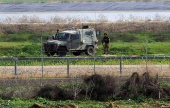 الجيش الإسرائيلي المتمركز على السياج الفاصل على حدود قطاع غزة