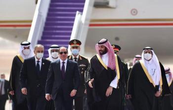 ولي العهد السعودي يستقبل السيسي بعد وصوله الرياض
