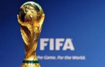 اسم فيفا مع مجسم كأس العالم 2022 مونديال قطر