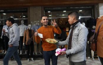 فلسطينيون من غزة يوزعون الحلوى ابتهاجا بعملية بئر السبع