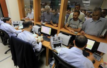 صرف راتب موظفي غزة في بنك البريد - أرشيف