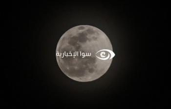 القمر الوردي يزين السماء في النصف من رمضان 2022
