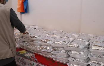 توزيع أكثر من 18 ألف وجبة طعام على الأسر المتعففة في غزة
