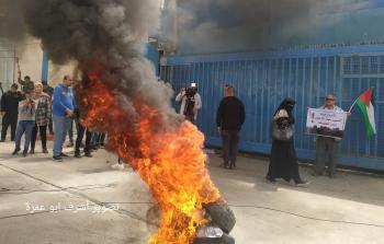 فلسطينيون يشعلون الاطارات المطاطية أمام مقر الأونروا في غزة