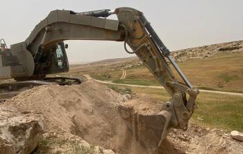 جيش الاحتلال يبدأ بناء حاجز في جبل الخليل