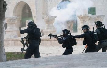 قوات الاحتلال تقتحم المسجد الاقصى وتقمع المصليين