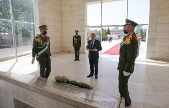 رئيس الوزراء يضع اكليلاً زهور على ضريح ياسر عرفات