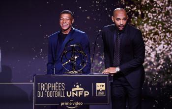 مبابي خلال حفل التتويج بجائزة أفضل لاعب في فرنسا