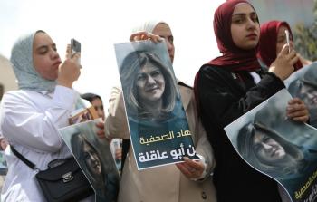 فلسطينيون يرفعون صورة الشهيدة شيرين ابو عاقلة