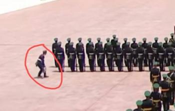 شاهد أحد أفراد حرس الشرف العماني كاد أن يسقط أثناء استقبال رئيس إيران
