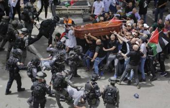 اعتداء قوات الاحتلال الإسرائيلي على نعش الصحفية شيرين أبو عاقلة قرب المستشفى الفرنسي في القدس.