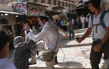 مستوطن يعتدي على مسنة فلسطينية في القدس أمس