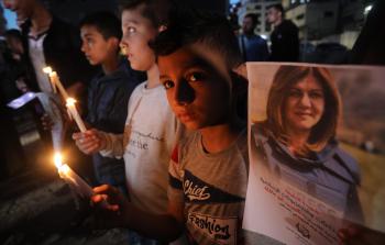 أطفال فلسطينيون يضيؤون الشموع بعد استشهاد شرين ابو عاقلة