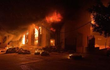 حرائق في منزل ومستودعات تخزين في عقربا جنوب نابلس إثر شجار عائلي
