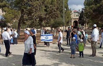 مستوطن يرفع العلم الإسرائيلي في باحات المسجد الأقصى  - ارشيف