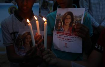 أضاءوا الشموع أمام مكتب الجزيرة بغزة