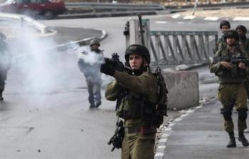 قوات الاحتلال الإسرائيلي تطلق قنابل الغاز تجاه العمال الفلسطنيين