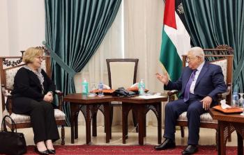 الرئيس عباس يستقبل مساعدة وزير الخارجية الأميركي في مقر الرئاسة برام الله
