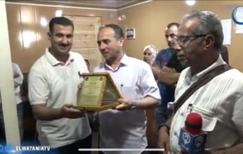 الصحفي خضر الزعنون يحصل على وسام تقدير الاعلام الجزائري