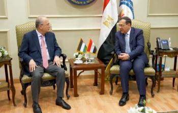 وزير البترول المصري خلال لقائه مستشار الرئيس الفلسطيني للشؤون الاقتصادية