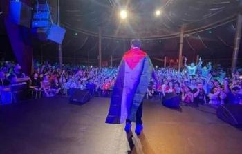مغني الراب المصري ويجز يحقق حلمه برفع العلم والكوفية الفلسطينية في قلب باريس