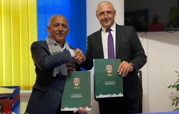 رئيس بلدية غزة يوقع اتفاقية توأمة مع بلدية كالنشت في رومانيا