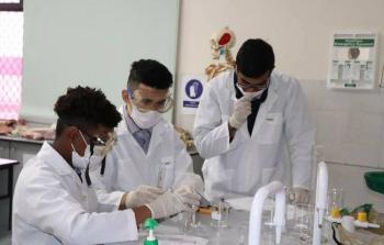 طلاب مدرسة الخليج الوطنية القرهود يقومون بتجارب علمية في أحد المختبرات المتوفرة داخل الحرم المدرسي (مصدر الصورة: موقع مدرسة القرهود دبي الرسمي)