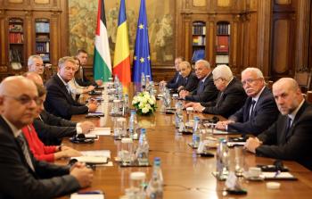 اجتماع الرئيس عباس مع نظيره الروماني في بوخاريست