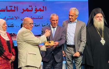 حسين الشيخ خلال تكريمه في المؤتمر التاسع لفلسطيني الاغتراب