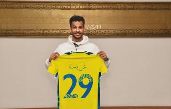 هل وقع عبد الرحمن غريب عقدًا رسميًا مع نادي النصر؟