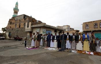 اليمنيون يؤدون صلاة العيد في العراء - أرشيفية