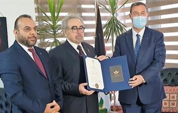 السفير اللوح يسلم رئيس اتحاد كتاب مصر وسام الثقافة والعلوم والفنون