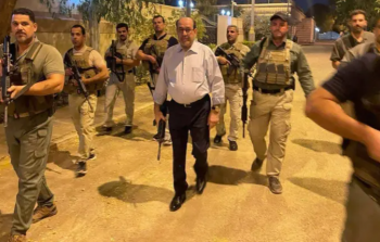 نوري المالكي وهو يحمل رشاشا في بغداد - ارشيف