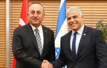 رئيس الوزراء االاسرائيلي يائير لابيد مع وزير الخارجية التركي مولود اوغلو