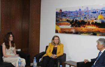 لقاء عضو اللجنة المركزية لمنظمة التحرير الفلسطينية أحمد مجدلاني مع القنصل البريطاني العام ديان كورنر
