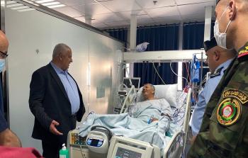 وزير الداخلية زياد هب الريح يعود الدكتور ناصر الدين الشاعر في مستشفى النجاح بمدينة نابلس
