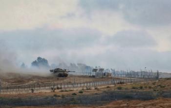 دبابة إسرائيلية تستهدف المزارعين شرق قطاع غزة - أرشيفية