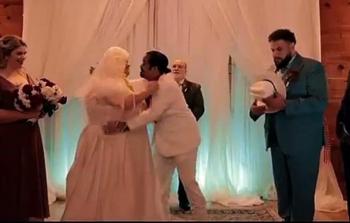 مشهد قبلة مؤيد النفيعي في مسلسل مو عامر عبر نتفليكس يثير ضجة كبيرة