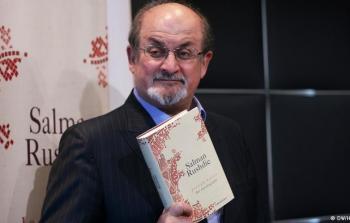 سلمان رشدي صاحب رواية آيات شيطانية