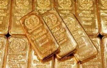 الذهب يتأثر بقوة الدولار ويهبط الى أدنى مستوياته منذ ثلاثة أسابيع