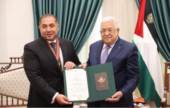 الرئيس عباس يمنح السفير المصري طارق طايل وسام نجمة القدس