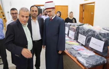 توزيع مكرمة الرئيس عباس بمناسبة العام الدراسي الجديد في قلقيلية