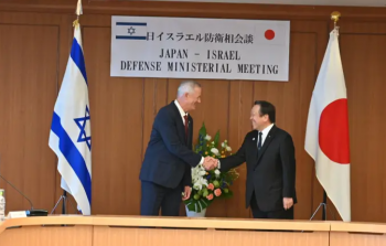 وزير الجيش الاسرائيلي بيني غانتس خلال زيارته لليابان