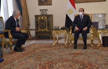 لقاء سابق بين الرئيس المصري عبد الفتاح السيسي ورئيس الوزراء الإسرائيلي لبيد