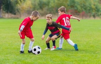 كرة القدم تعلم الأطفال المنافسة السليمة