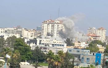 لحظة استهداف شقة سكنية في برج فلسطين وسط حي الرمال بغزة
