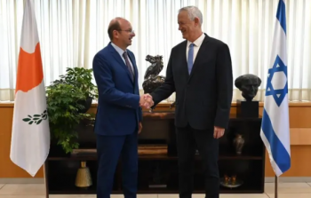 وزير الجيش الاسرائيلي بيني غانتس مع وزير الدفاع القبرصي شارلمان بيتريدس