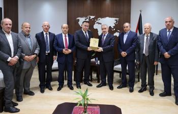 رئيس الوزراء الفلسطيني يتسلم التقرير السنوي لهيئة التقاعد