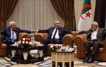 الرئيس الجزائري مع وفد حماس وفتح في الجزائر
