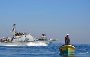 زوارق الاحتلال تهاجم مركب صيد شمال غزة